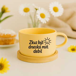 Hrneček makronka s přírodním dřevěným podšálkem