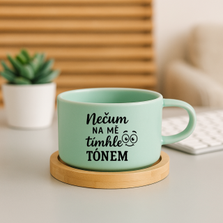 Hrneček makronka s přírodním dřevěným podšálkem